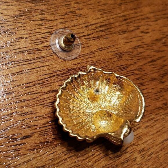 Avon Goldtone Sea Shells Starfish Faux Pearl Stud Earrings - Picture 3 of 4